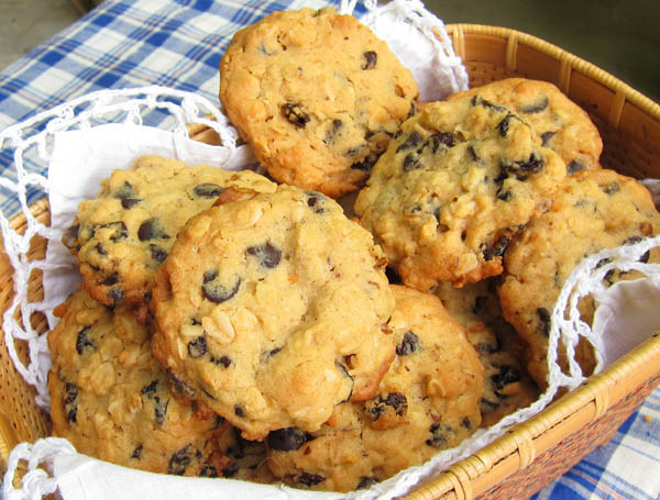 Oatmeal Cookies with Currants, Walnuts, and Dark Chocolate Chips